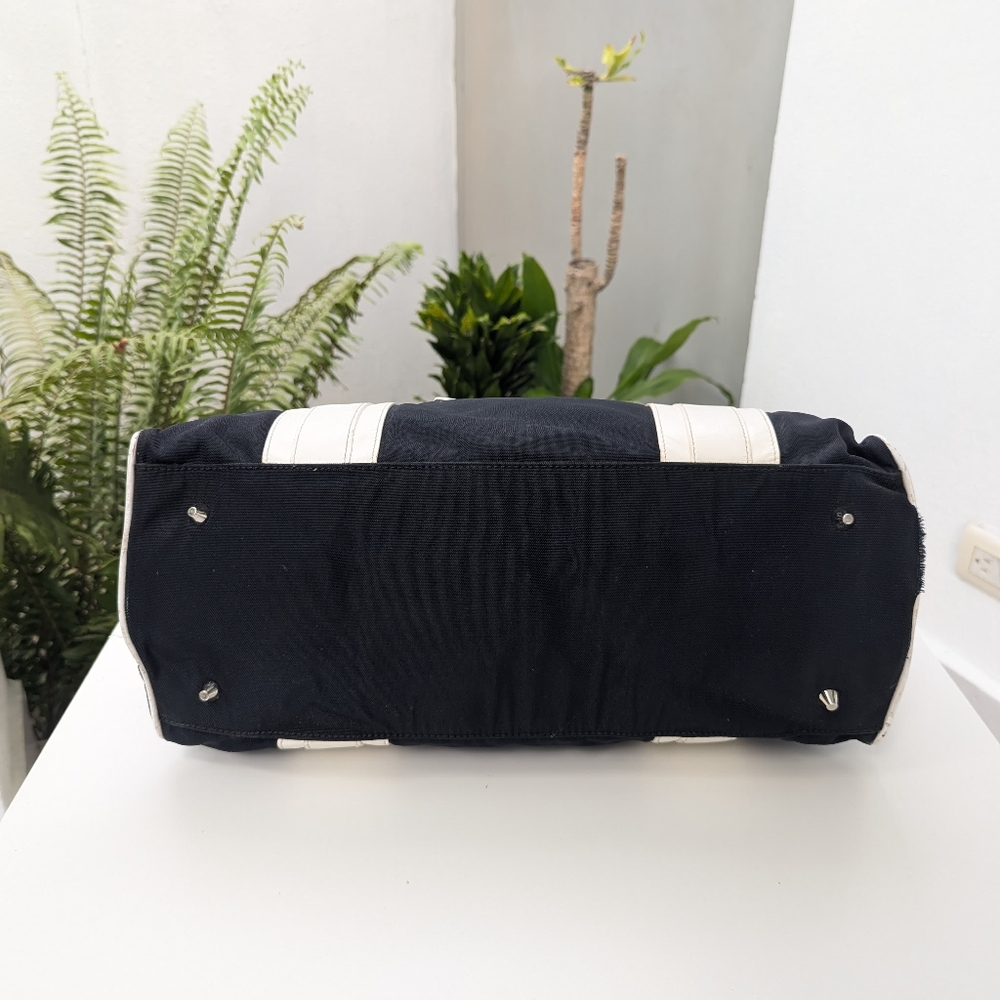 🌹 Burberry Black Bag with Classic Check Interior - Picture 10 of 13